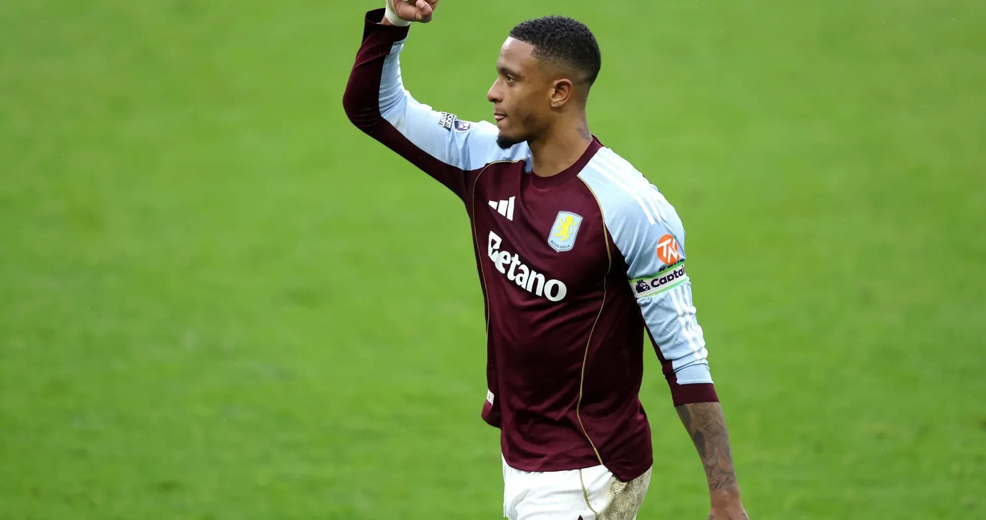 Jugador de Aston Villa celebrando en el campo