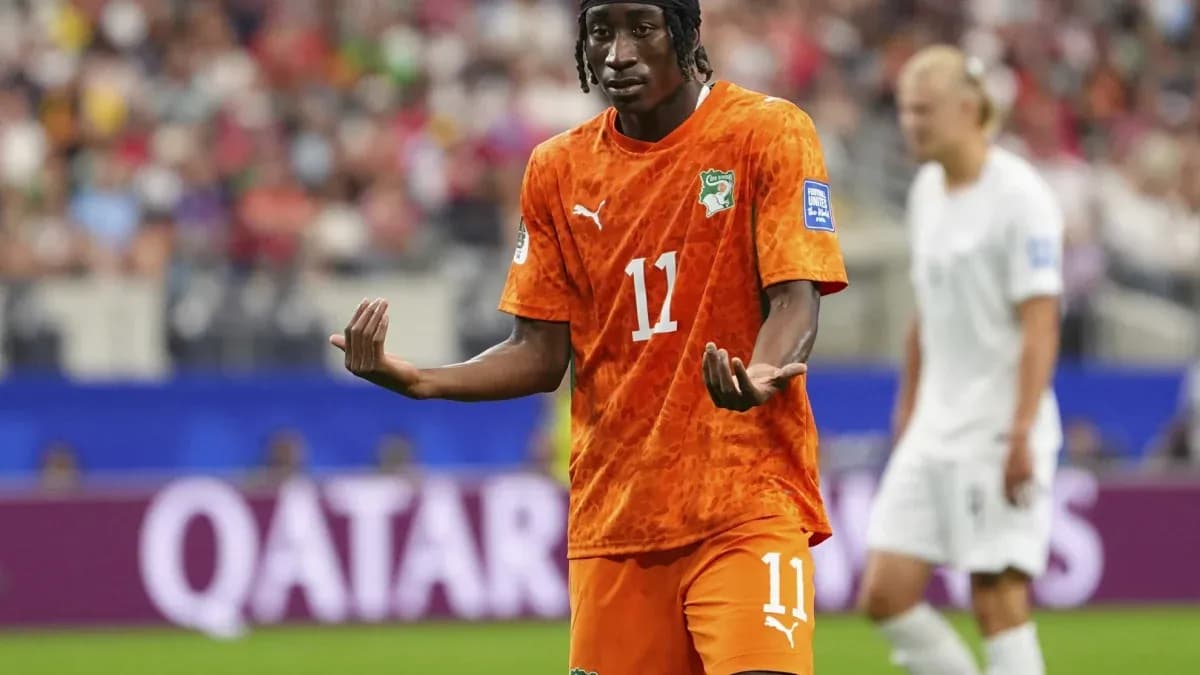 Jugador de Costa de Marfil en partido de fútbol