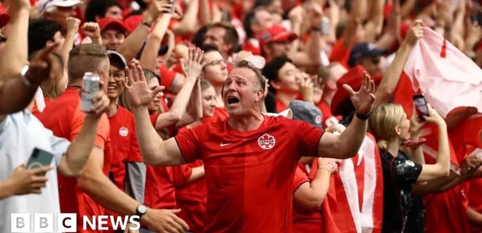 Aficionados de Canadá animando en el estadio