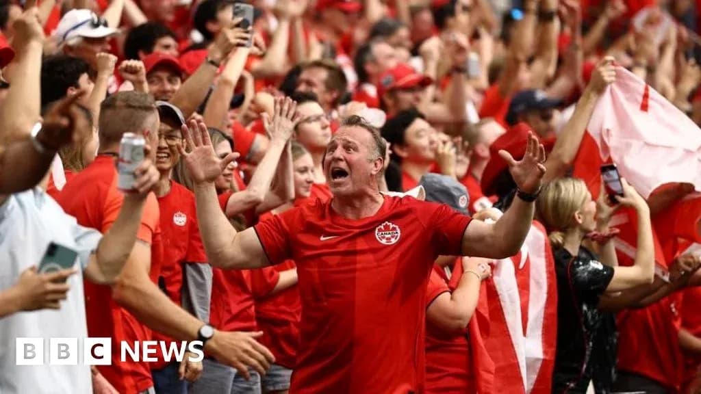 Aficionados de Canadá animando en el estadio