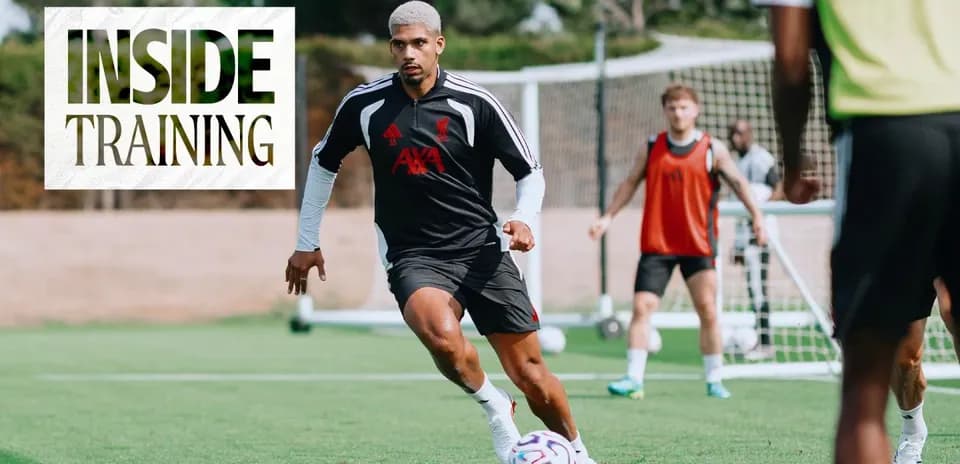 Jugador entrenando en campo de fútbol con balón