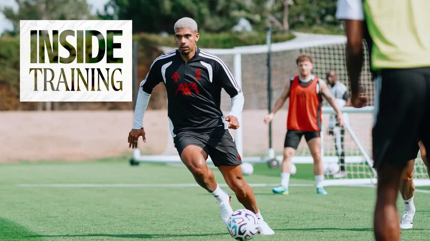 Jugador entrenando en campo de fútbol con balón