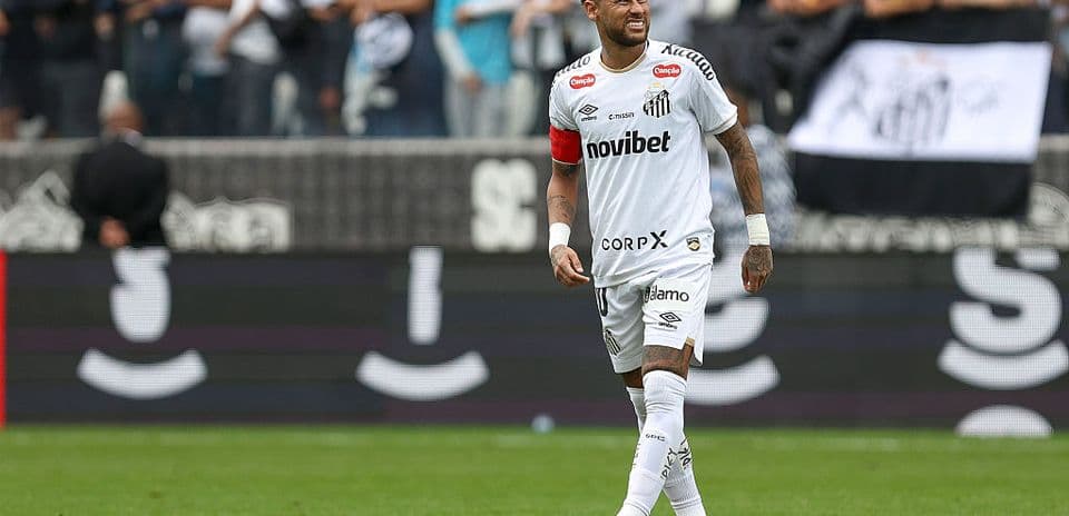 Jugador de Santos con camiseta blanca durante el partido