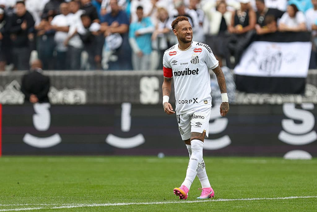 Jugador de Santos con camiseta blanca durante el partido