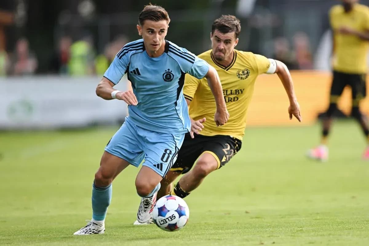 Jugador de Slovan Bratislava corriendo con el balón