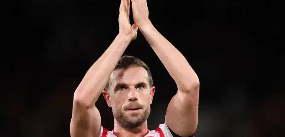 Jugador aplaudiendo a la afición después del partido