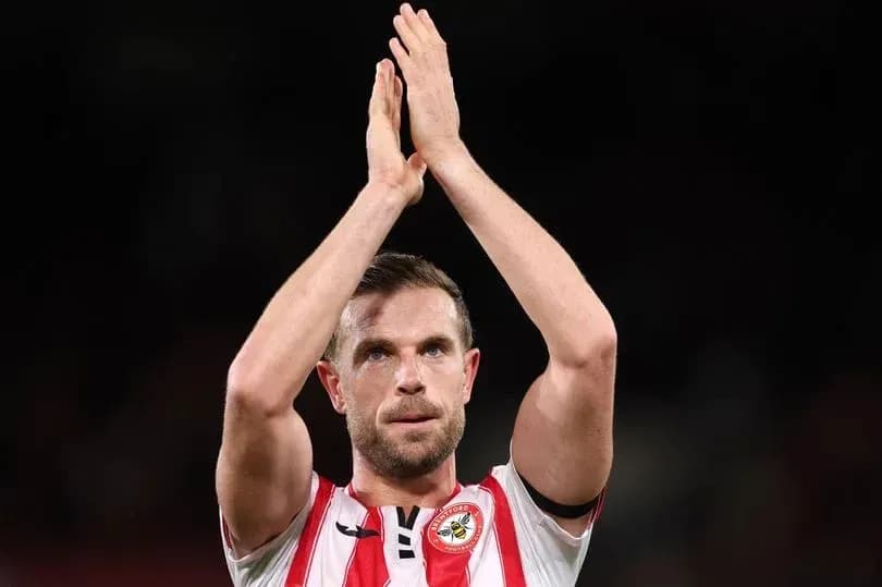 Jugador aplaudiendo a la afición después del partido