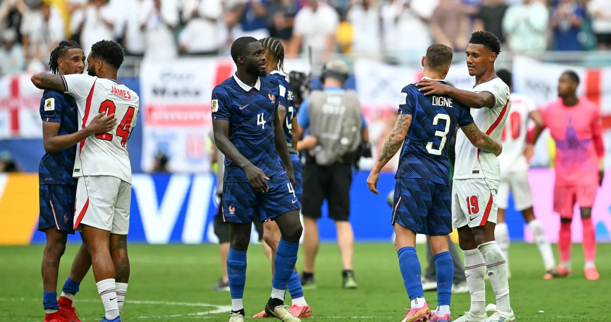 Jugadores de Francia y otro equipo se abrazan tras el partido