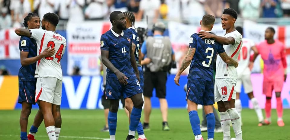 Jugadores de Francia y otro equipo se abrazan tras el partido
