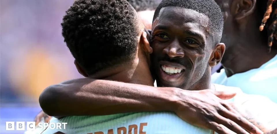 Jugadores abrazándose tras un gol en el partido