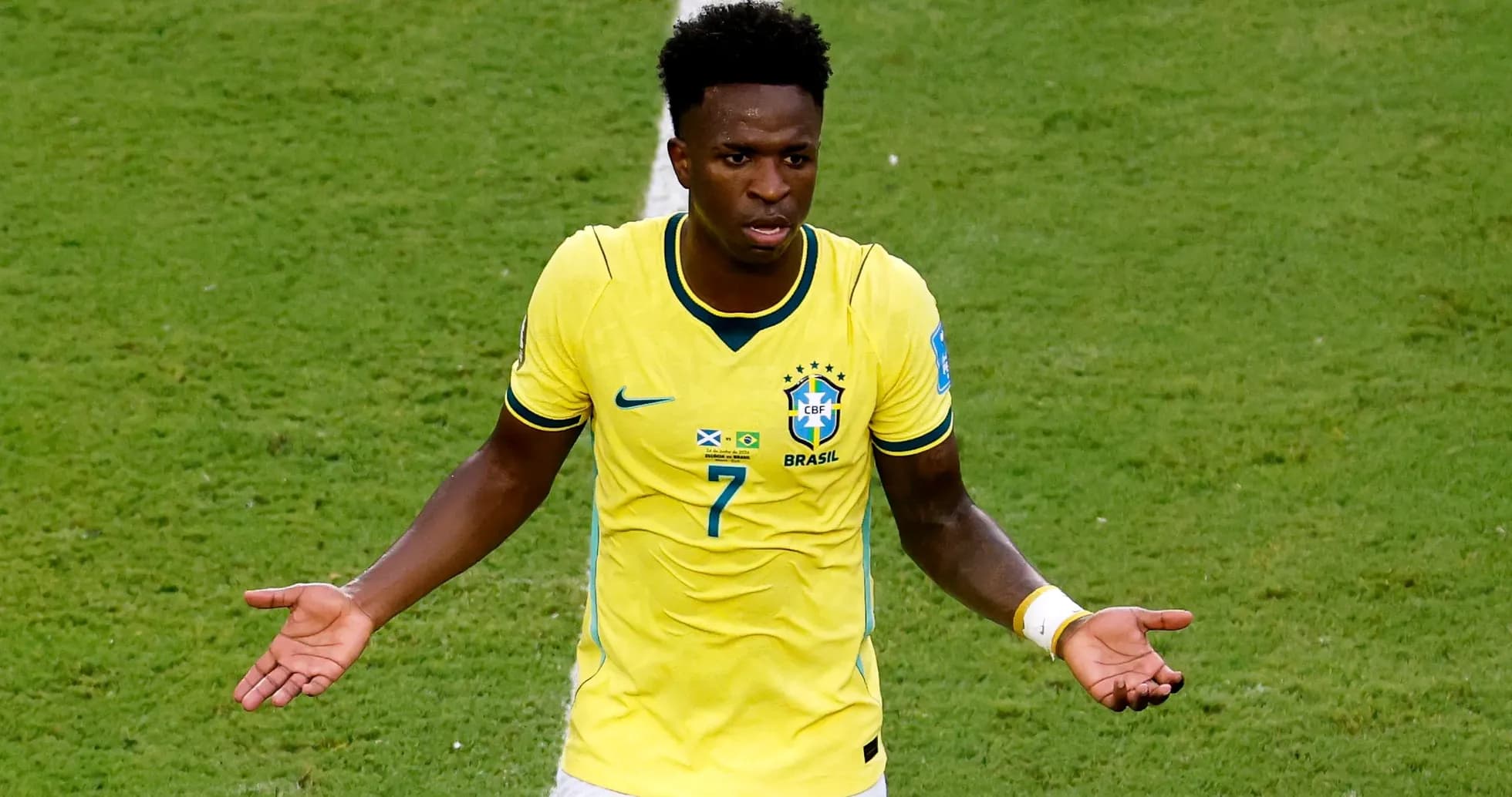 Jugador de Brasil luciendo camiseta amarilla en el campo