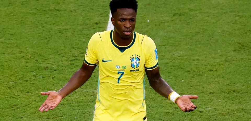 Jugador de Brasil luciendo camiseta amarilla en el campo