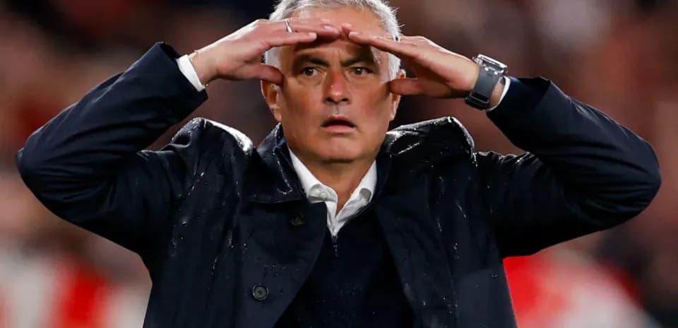 Entrenador gesticulando en el banquillo durante partido