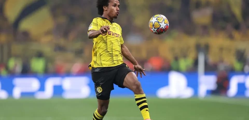 Jugador de Borussia Dortmund controlando el balón en el campo