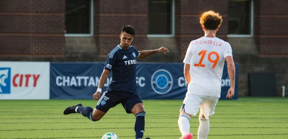 Jugador de FC Cincinnati II chutando el balón