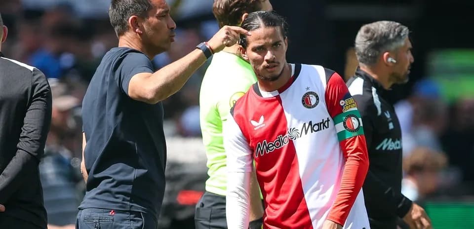 Entrenador dando instrucciones a jugador de Feyenoord
