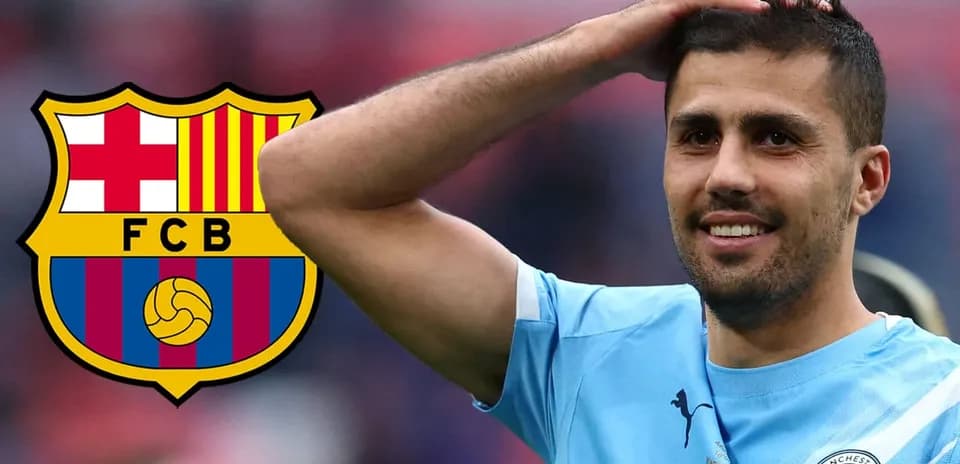 Jugador con camiseta de Manchester City junto al logo del FC Barcelona