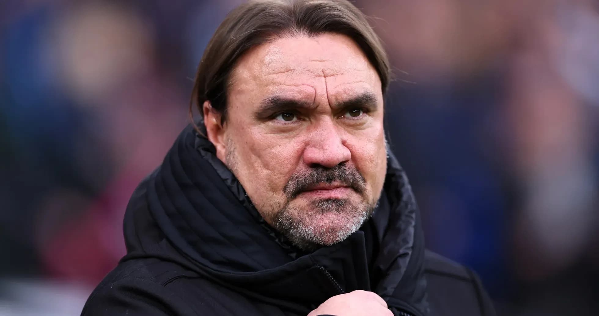 Entrenador observando el partido desde la banda