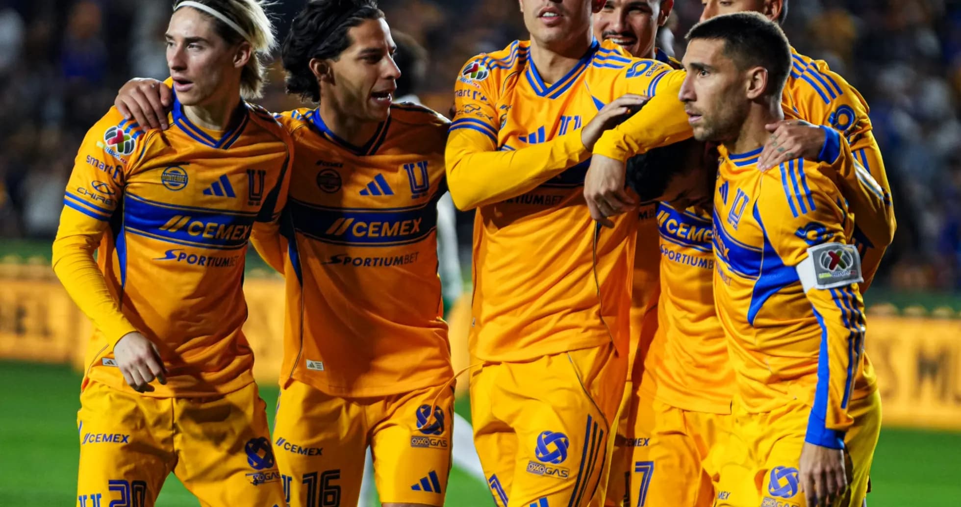 Jugadores de Tigres UANL celebrando un gol
