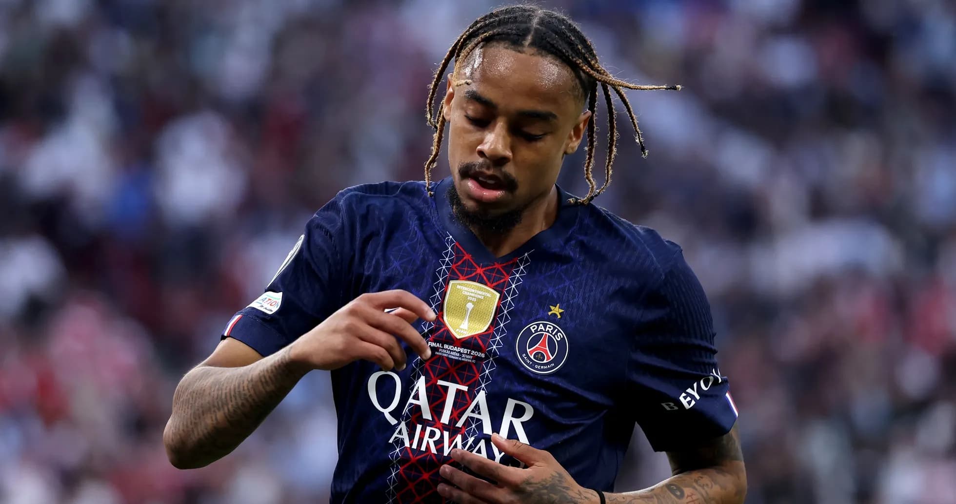 Jugador del PSG mostrando el escudo del club