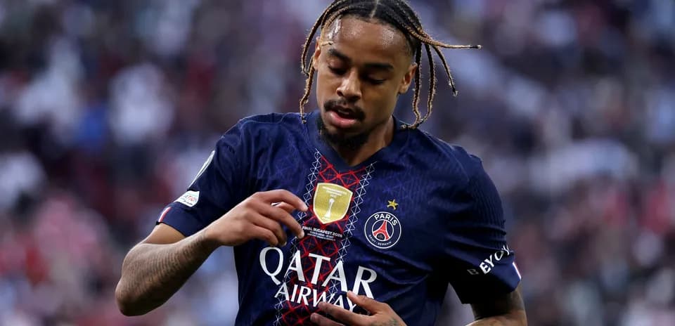 Jugador del PSG mostrando el escudo del club