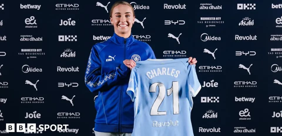 Jugadora presenta camiseta con el nombre CHARLES