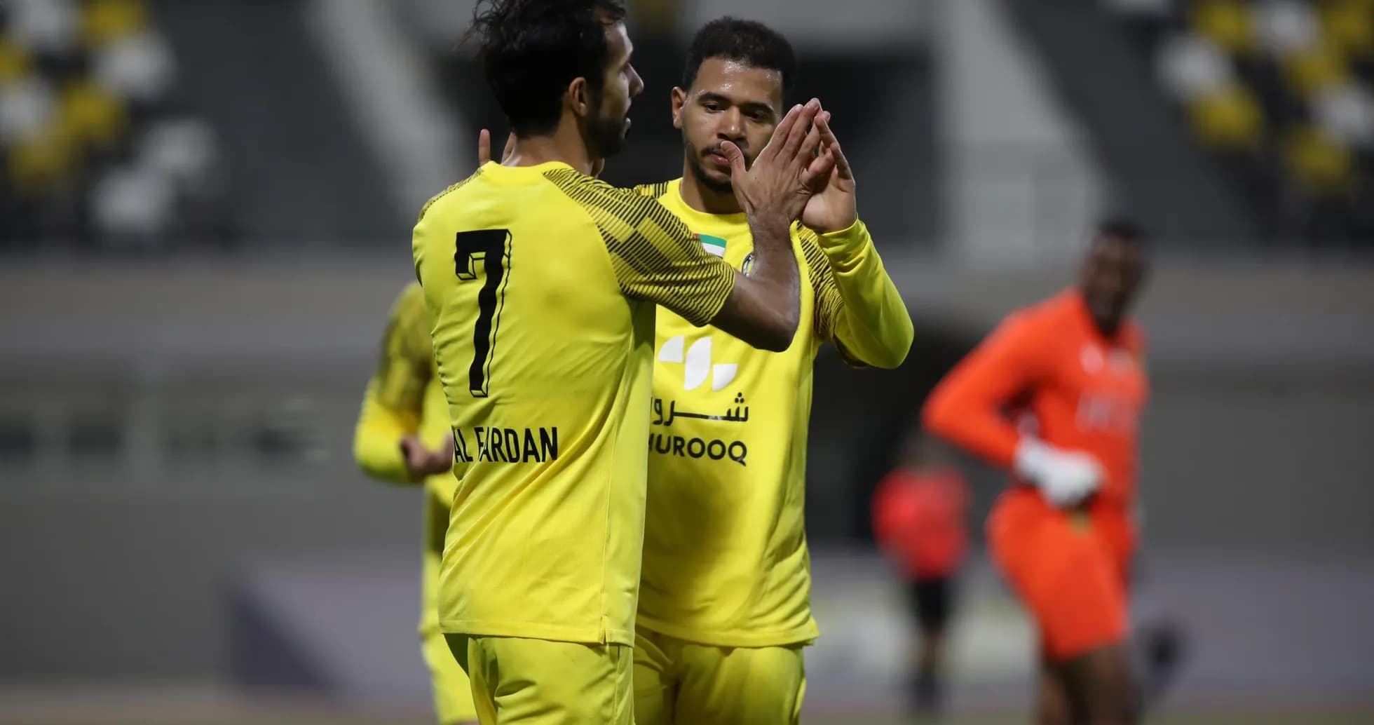 Jugadores celebrando durante un partido de fútbol