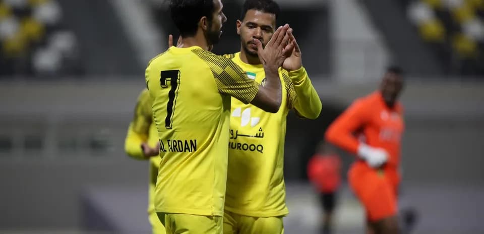 Jugadores celebrando durante un partido de fútbol