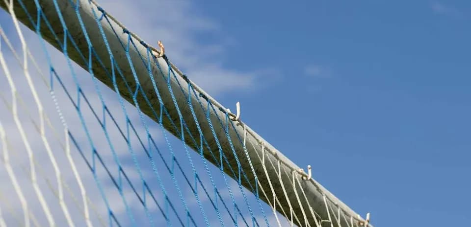 Red de fútbol bajo un cielo azul despejado