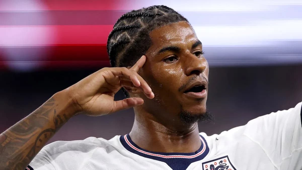 Jugador de Inglaterra celebrando un gol en partido