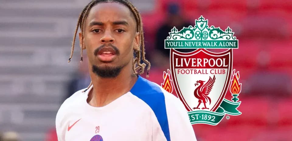 Jugador de PSG en entrenamiento con logo de Liverpool
