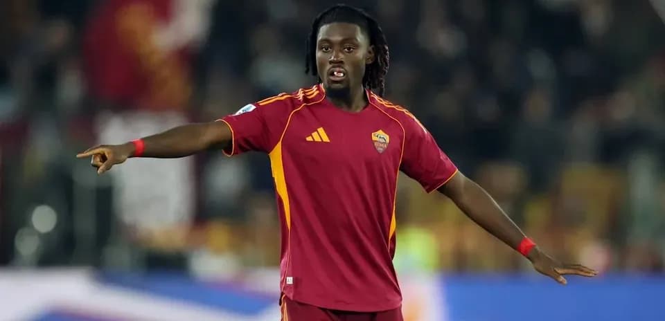 Jugador de la Roma dirigiendo el juego en el campo