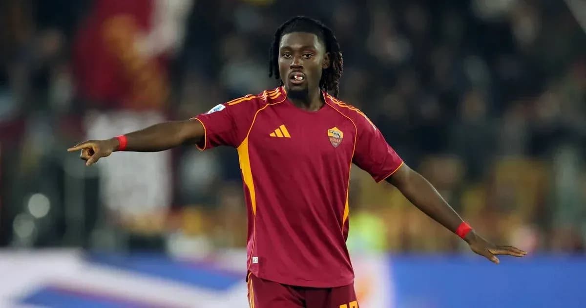 Jugador de la Roma dirigiendo el juego en el campo