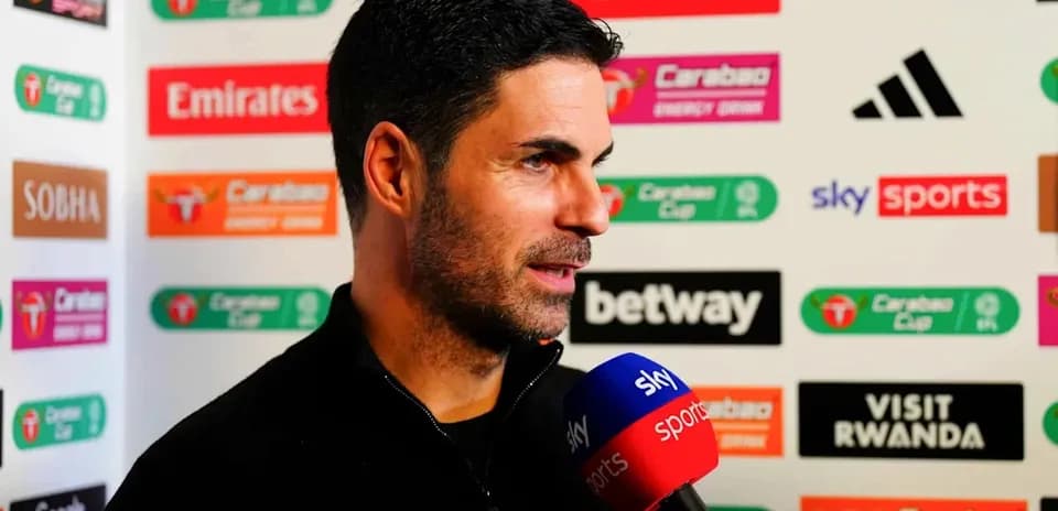 Entrenador hablando en conferencia de prensa