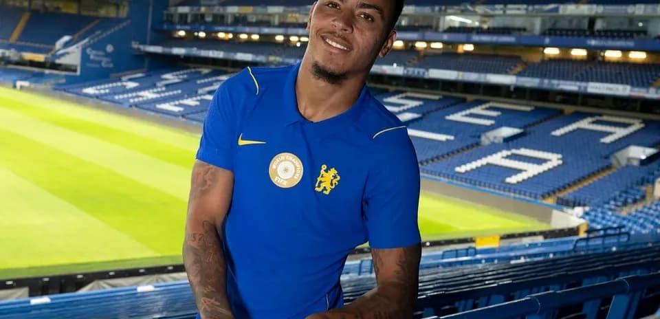 Jugador posando en el estadio de Chelsea