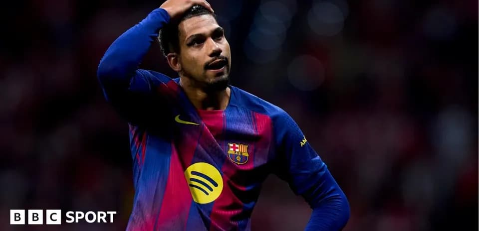 Jugador del Barcelona con expresión de frustración en el campo