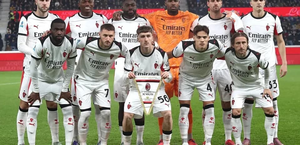 Jugadores del AC Milan posando en el campo