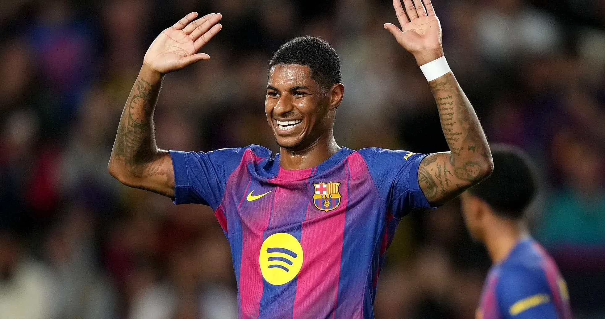 Jugador del Barcelona saludando a la afición