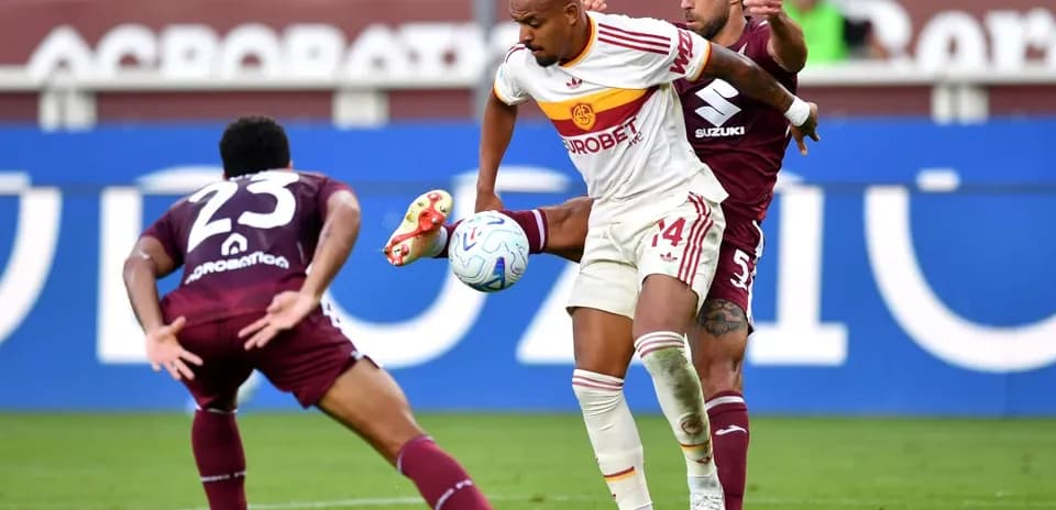 Jugador de AS Roma luchando por el balón