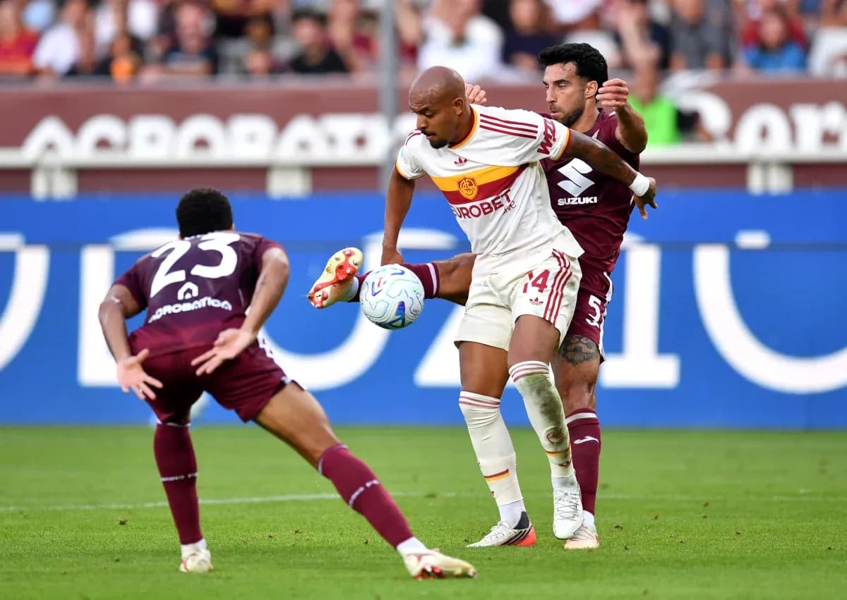 Jugador de AS Roma luchando por el balón