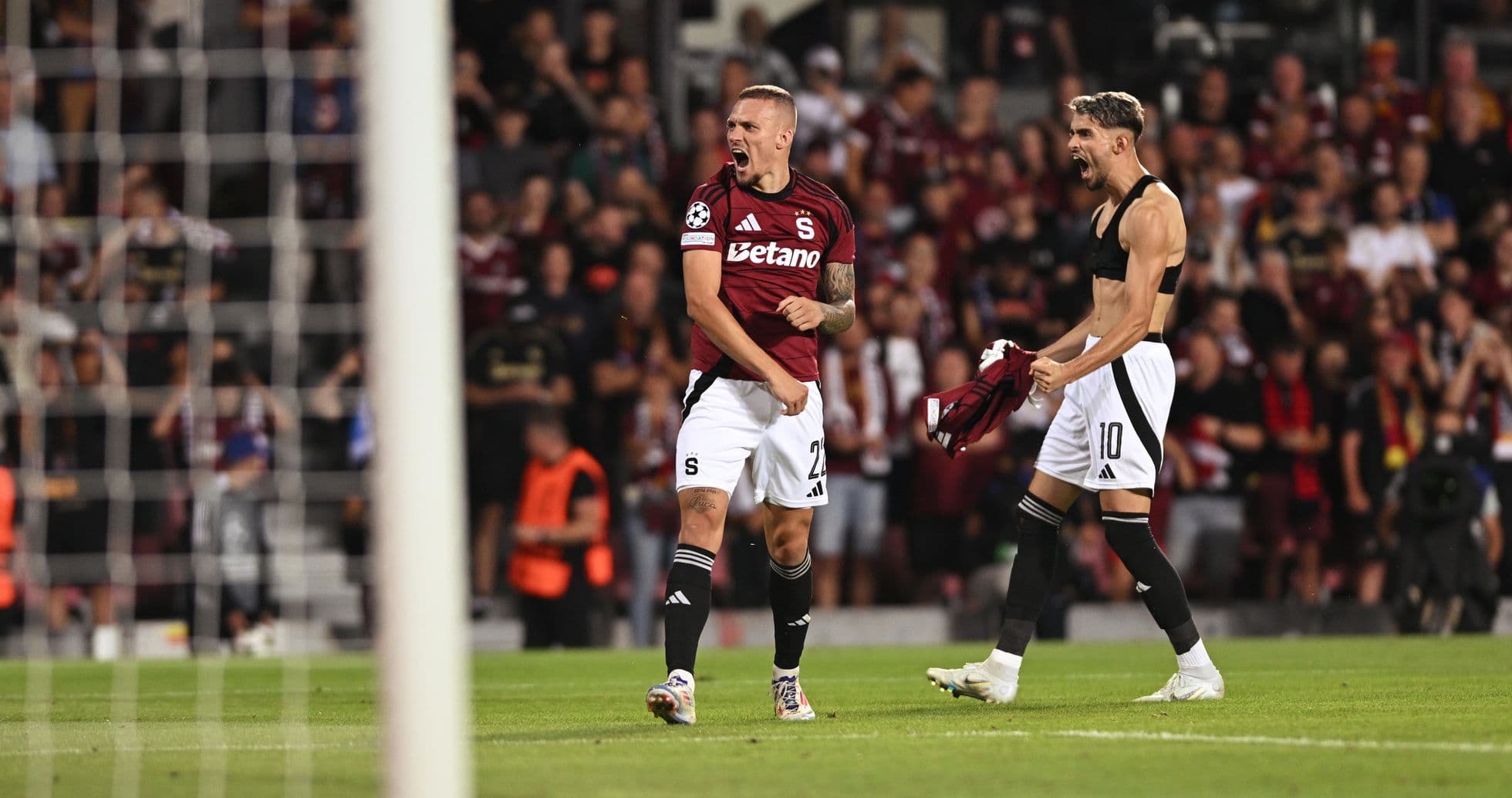 Jugadores celebrando un gol de Sparta Praha