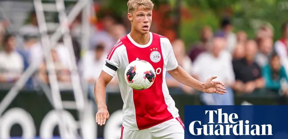 Jugador de Ajax controlando el balón durante el partido