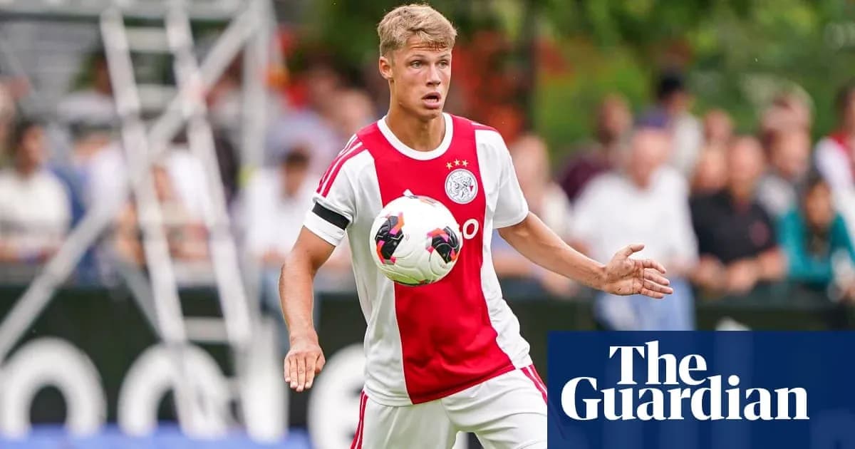 Jugador de Ajax controlando el balón durante el partido
