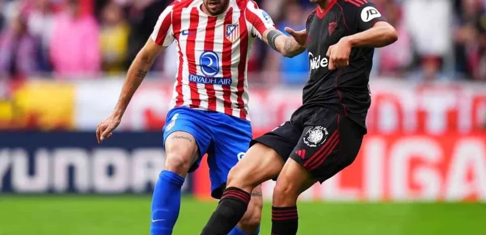 Dos jugadores compitiendo por el balón en La Liga