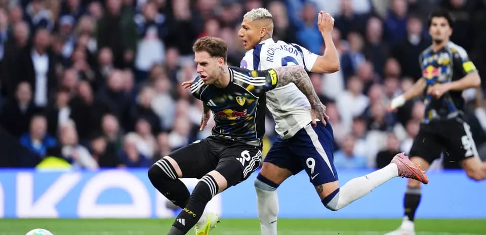 Jugador de Leeds siendo tackleado por jugador de Tottenham