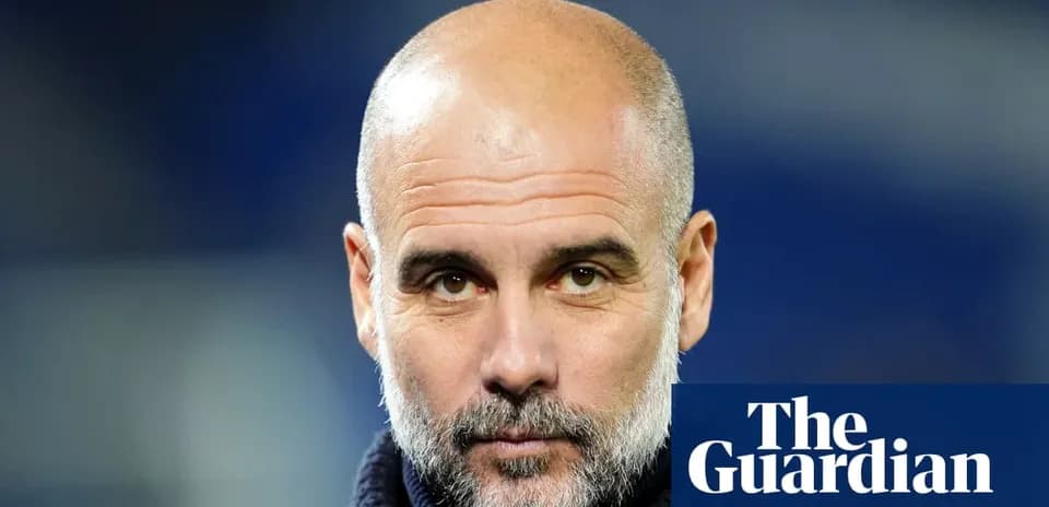 Entrenador observando durante un partido de fútbol