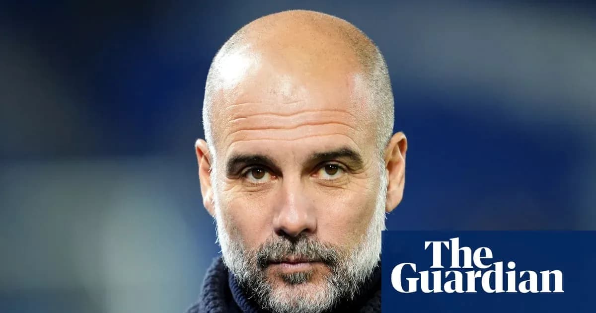 Entrenador observando durante un partido de fútbol