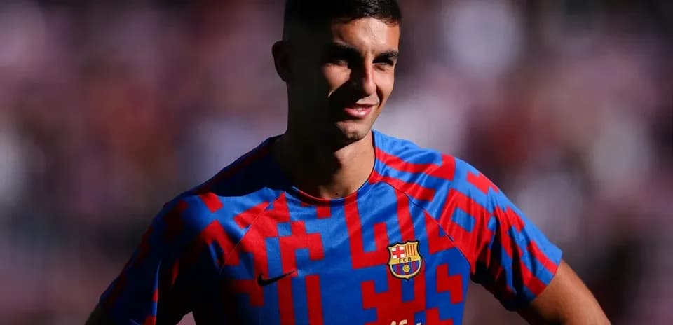 Jugador de Barcelona posando con camiseta del equipo