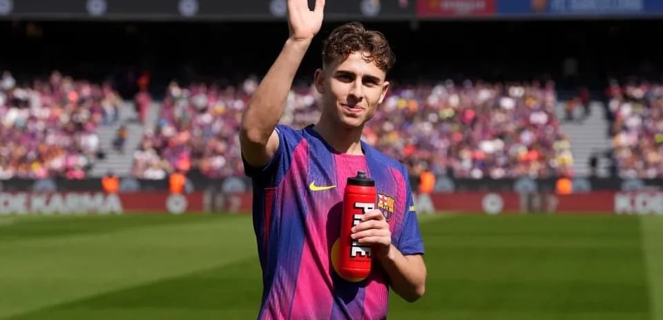 Jugador del Barcelona saludando a la afición