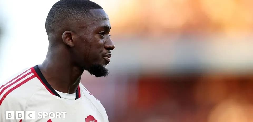 Jugador de Liverpool mirando hacia el lado durante el partido
